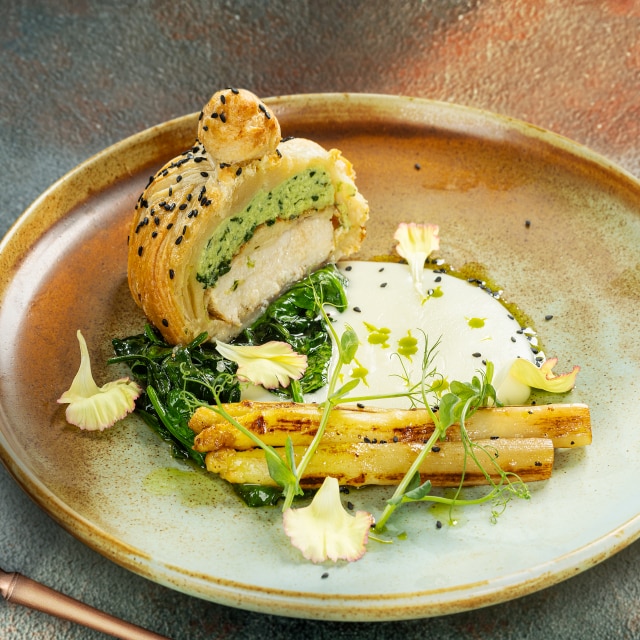 Strudel z kurczaka/ sos szparagowy/ karmelizowane szparagi